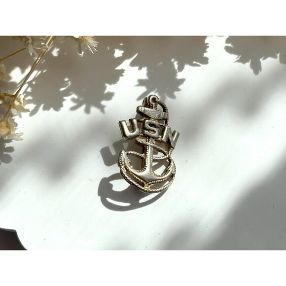 U.S. Navy Chief Petty Officer Sterling Silver "USN" CPO Anchor WWII Cap Badge - Picture 9 of 9